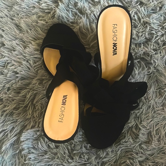 Black platform heels - Picture 1 of 1